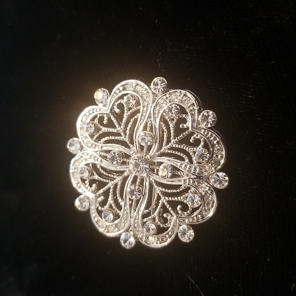 Small circular rhinestone filigree brooch (5604)